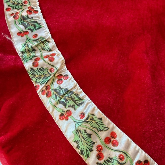 EUC Red Velvet 48" Christmas Tree Skirt Holly Berry Satin Backing Velcro Close - Picture 4 of 4